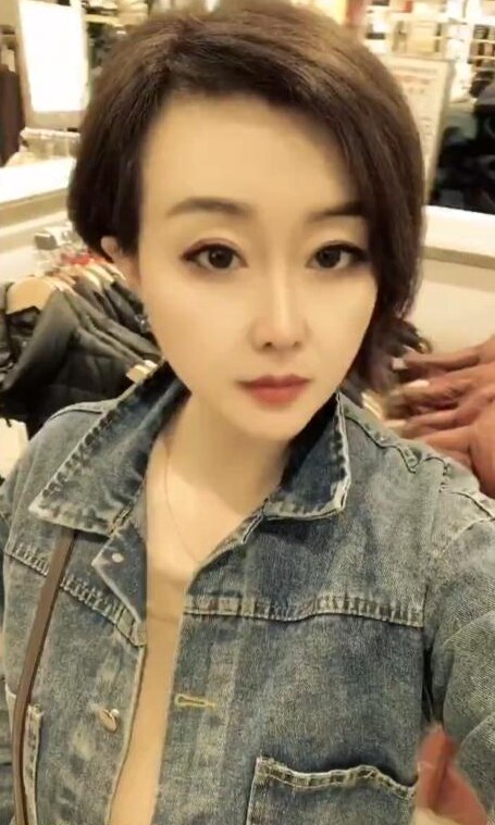 皮肤很白的大奶熟女