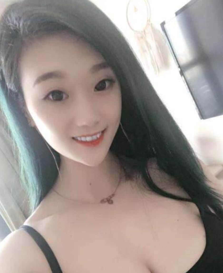 劲爆小姐姐       