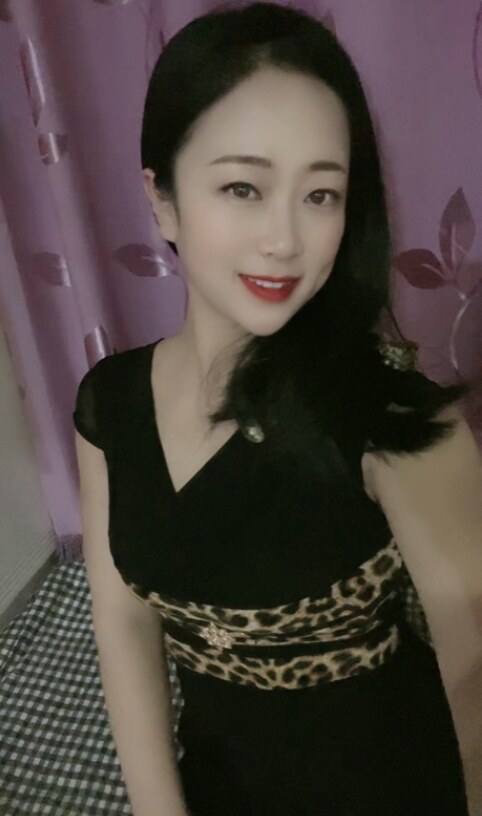 刚到京的爱笑的邻家小妞