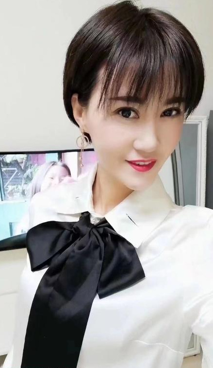 汉口气质短发小妖精