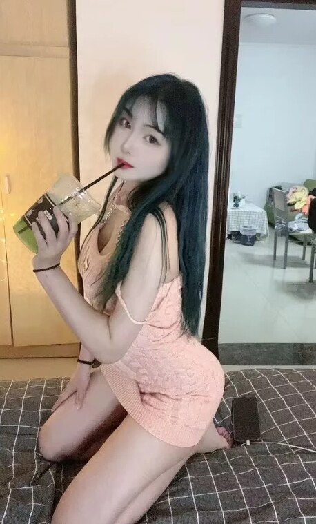 越秀刚下海的性感女生