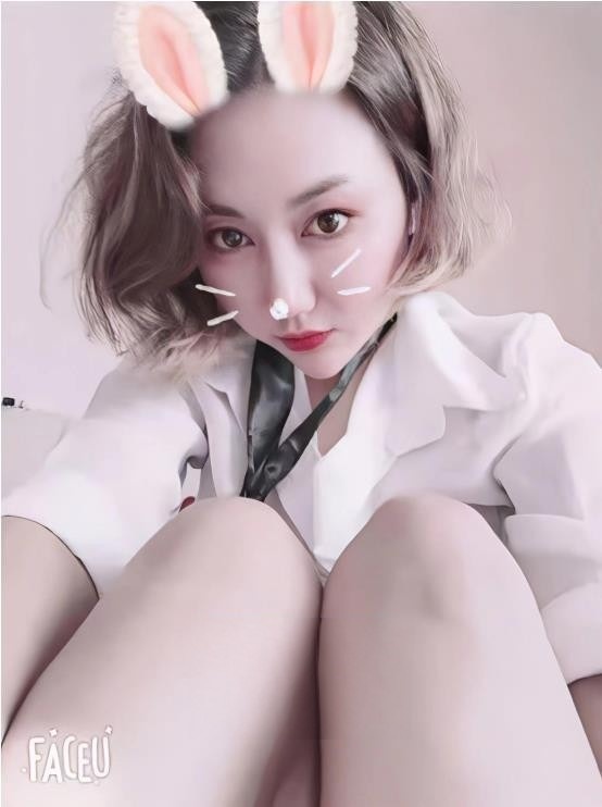 光谷性感短发妞