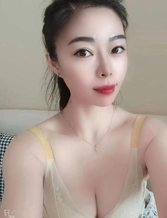 舌吻气质美女