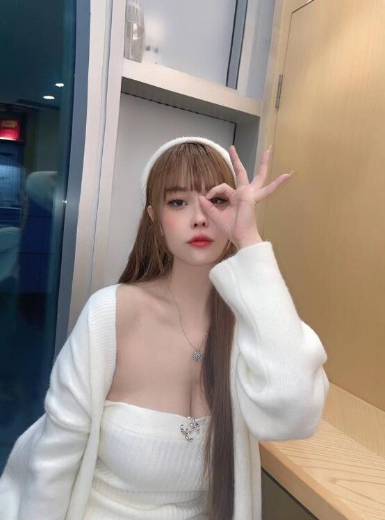 胸大屁股圆骚妹子