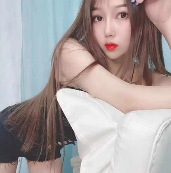 皮肤雪白的苗条小妖