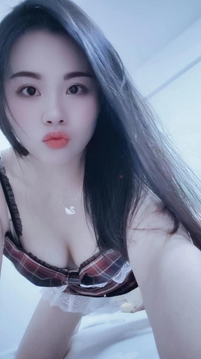 白云清秀型小姑娘，身材苗条