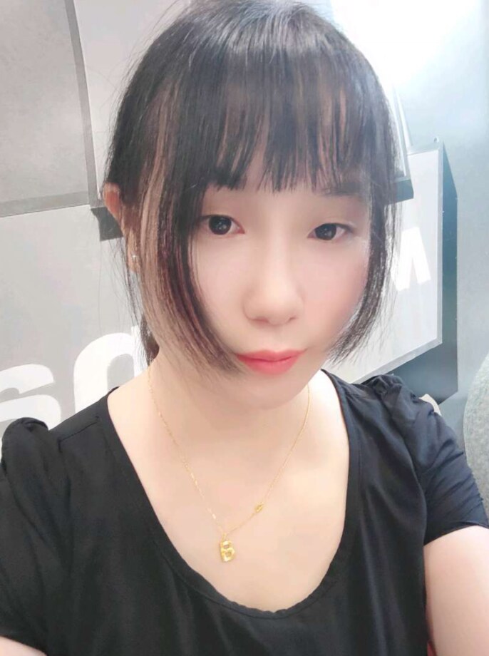 龙首原地铁口的少妇
