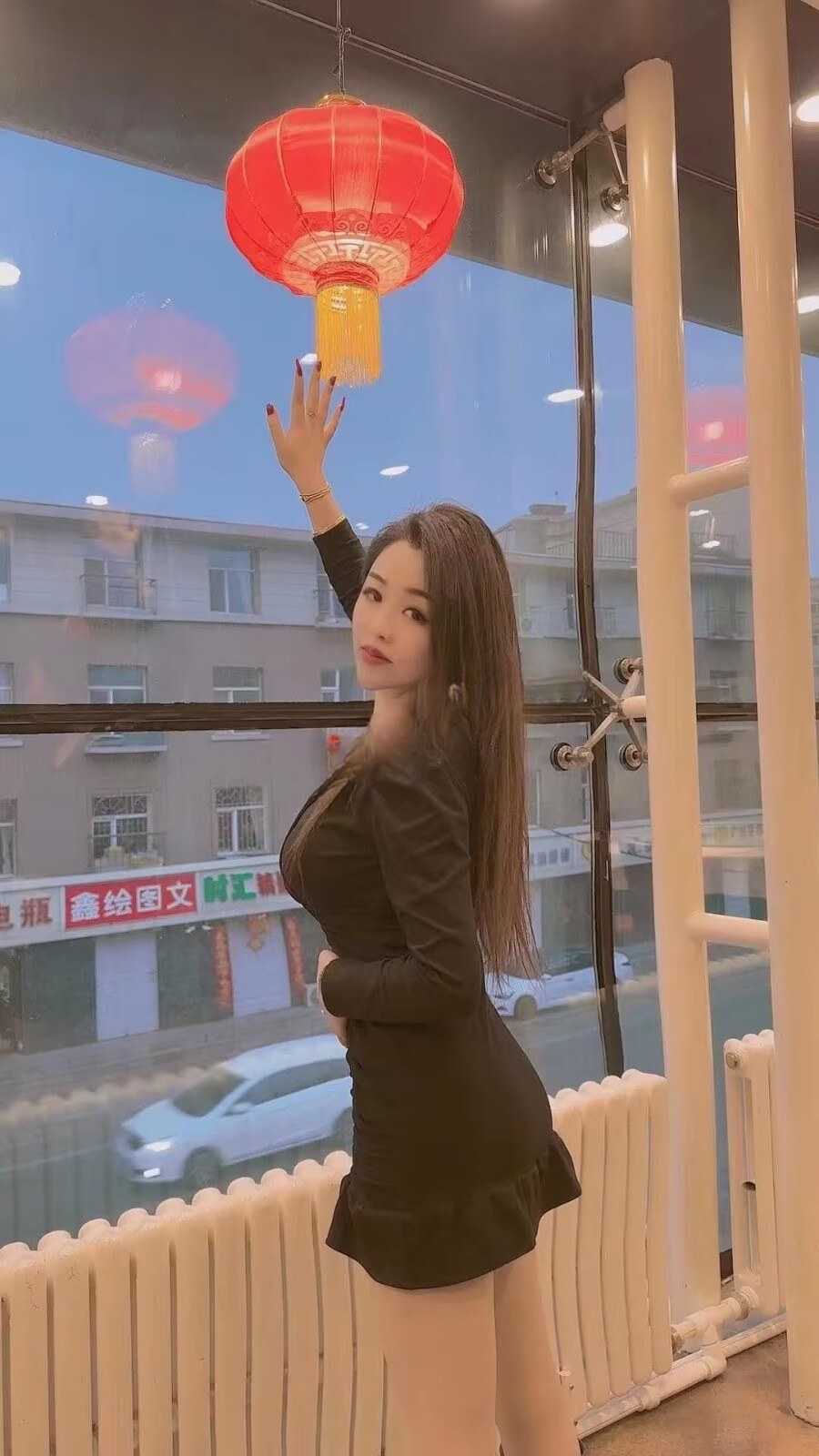 朝阳胸大投入美女