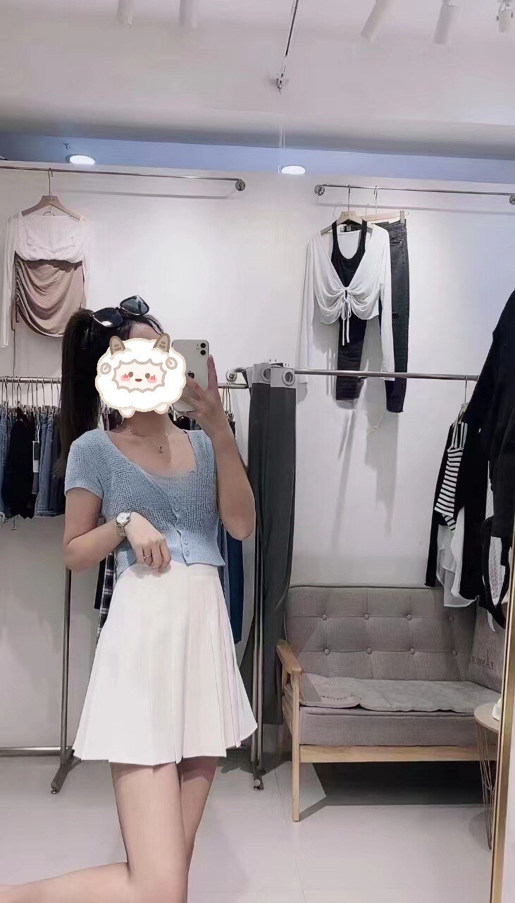 颍州区卖衣服的小女人