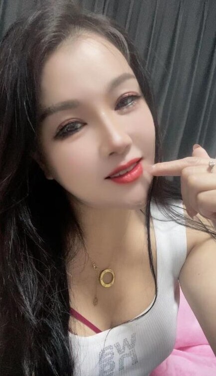 皮肤超白小荡妇
