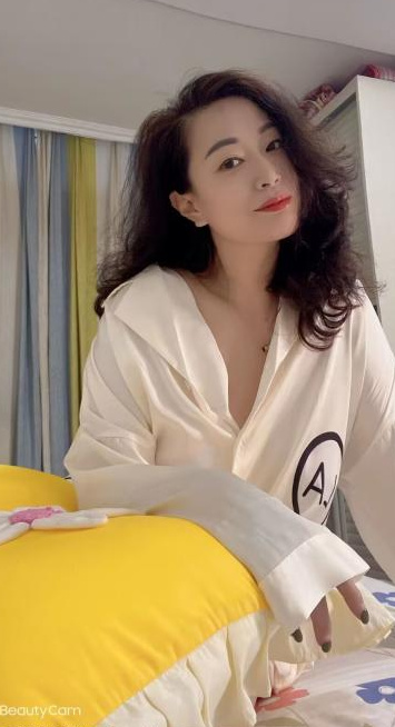 丰满白嫩少妇丹妮