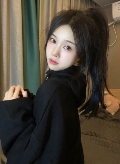 年轻小美女，肤白貌美