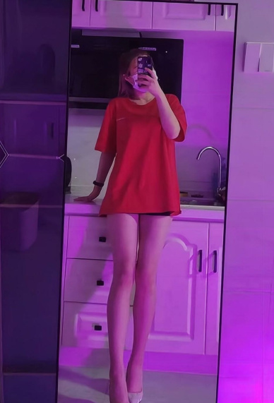大臀长腿妹