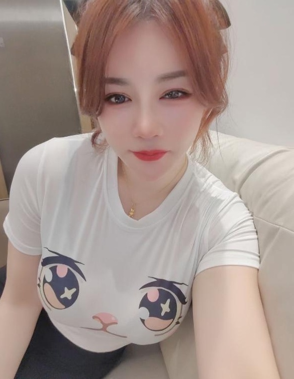 大长腿大咪咪纹身妹