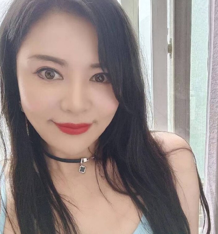 丝袜少妇身材不错