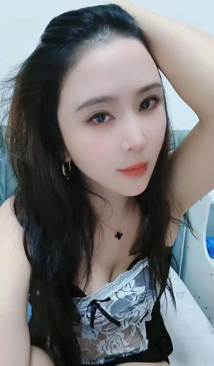 街道口红唇烈焰月月