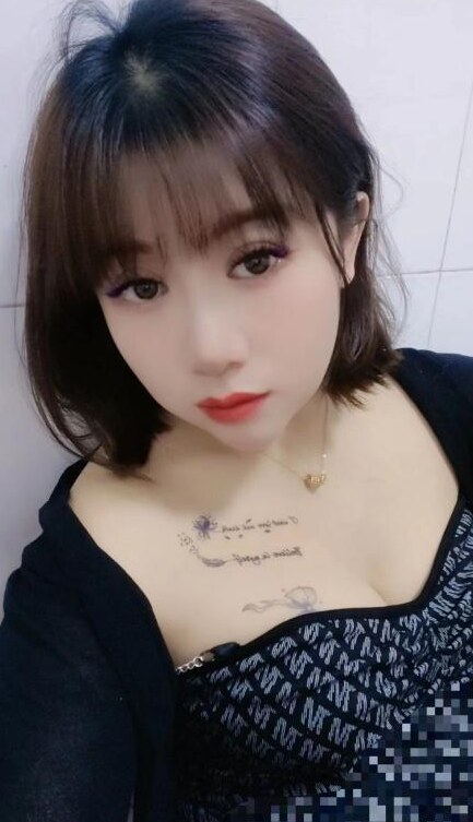 白云短发气质少妇