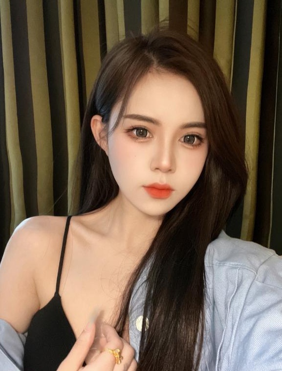 娇小胸大又风骚的雯雯