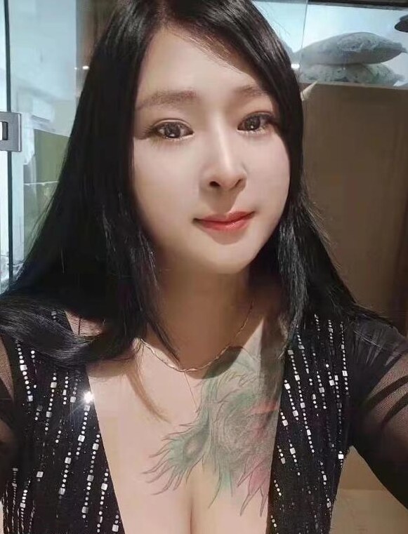 性价比纹身熟女