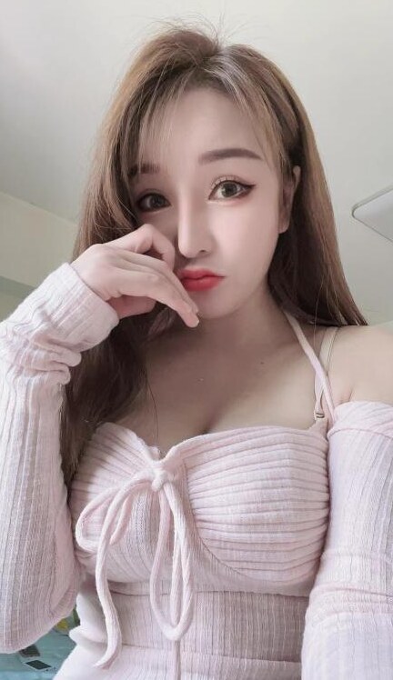 很哇塞的小姐姐