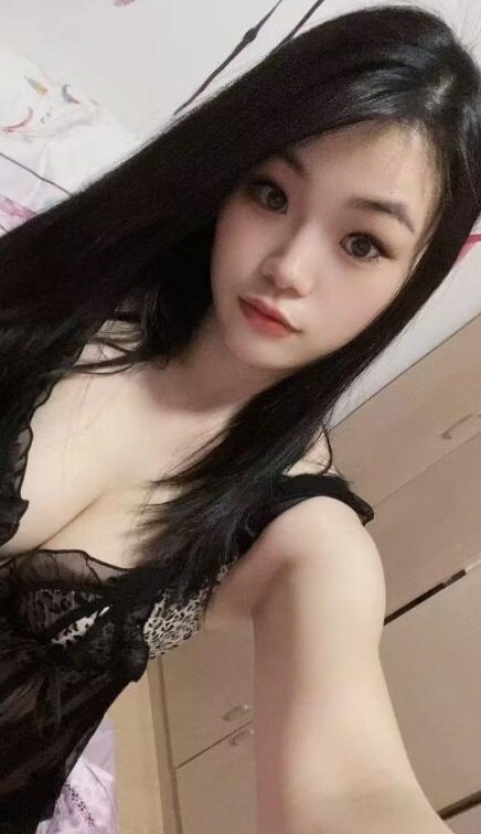天鹅湖长腿小少妇