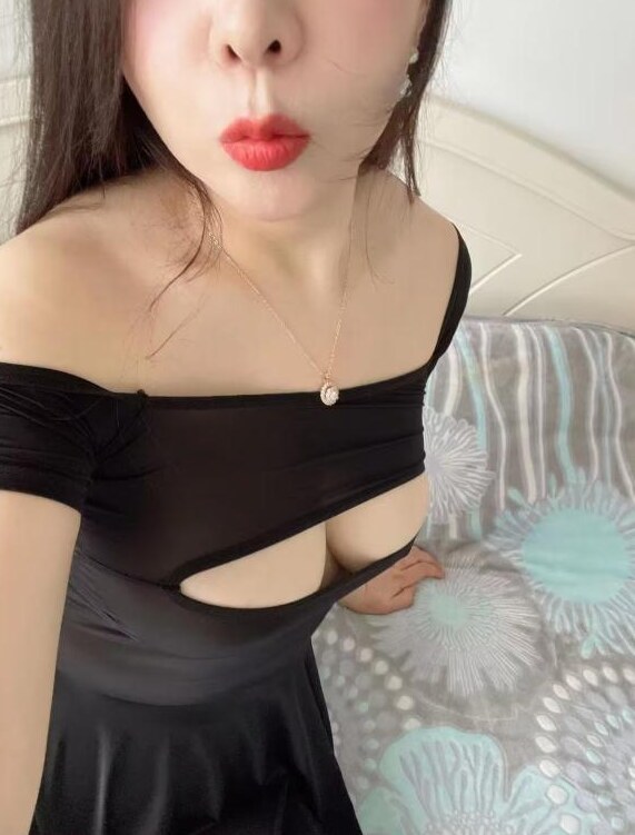 大胸轻熟女服务