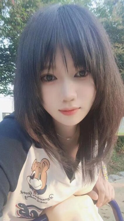 短发气质小雪妹妹