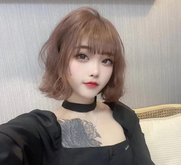 纹身年轻小姐姐