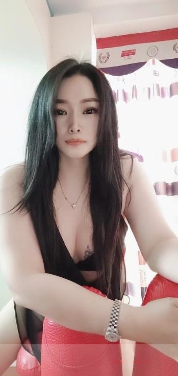 大波骚女漫妮后花园