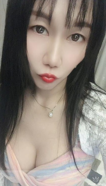 大胸依依