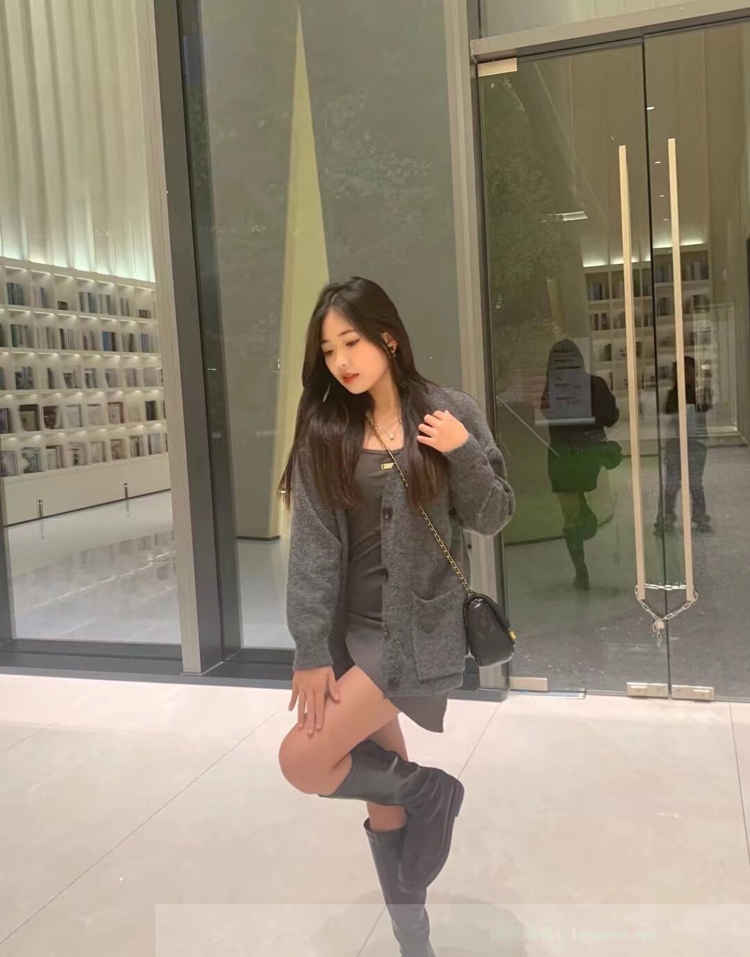 宝安区翘臀气质美女