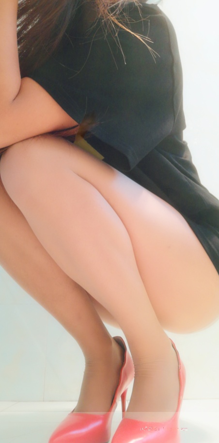 快乐无忧，美女相伴左右