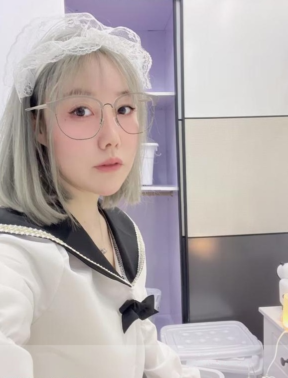 松江体育中心的嫩妹