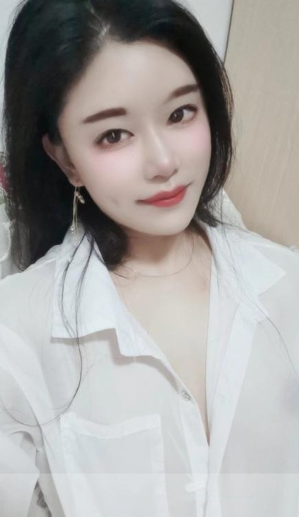 认真服务的少妇