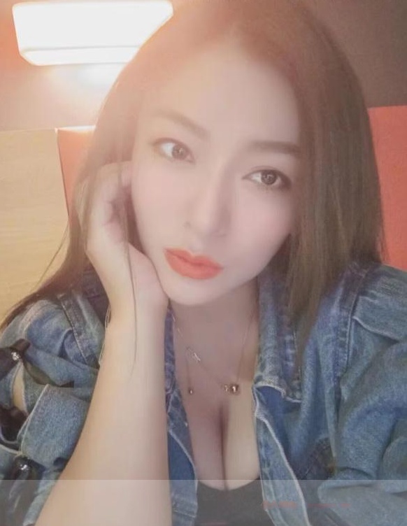 气质大胸妹子
