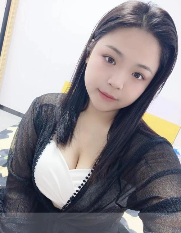 妹子车灯又大又软