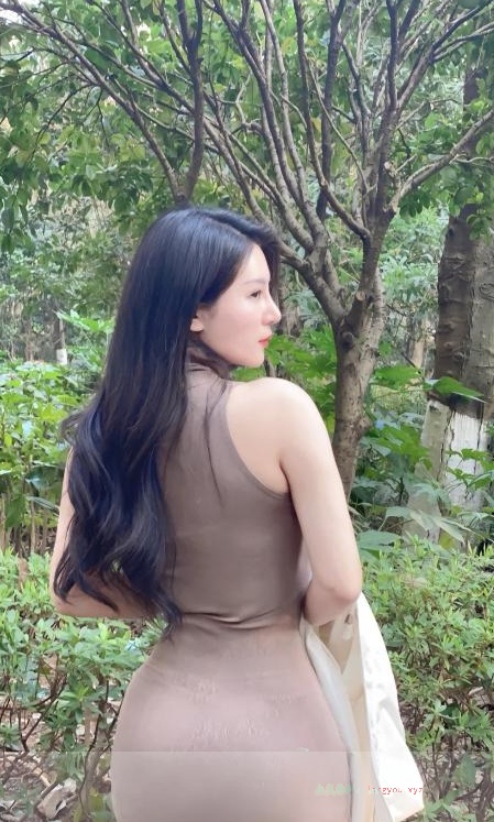 热吻丝袜模特姐姐