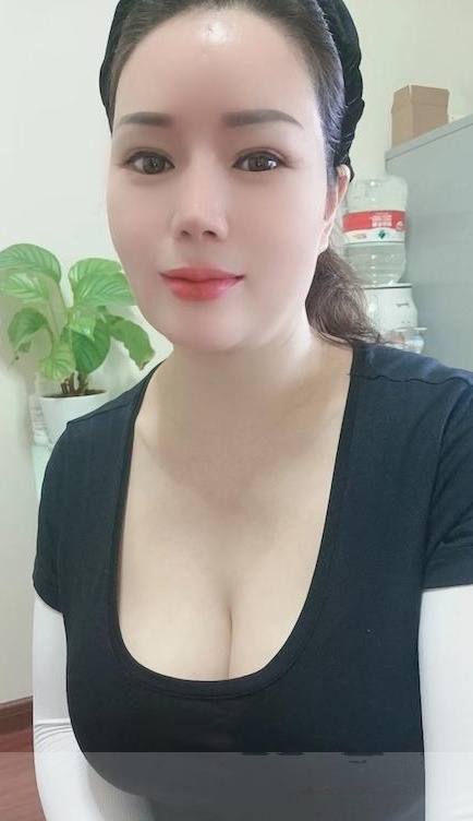 上梅林爆乳眼镜少妇