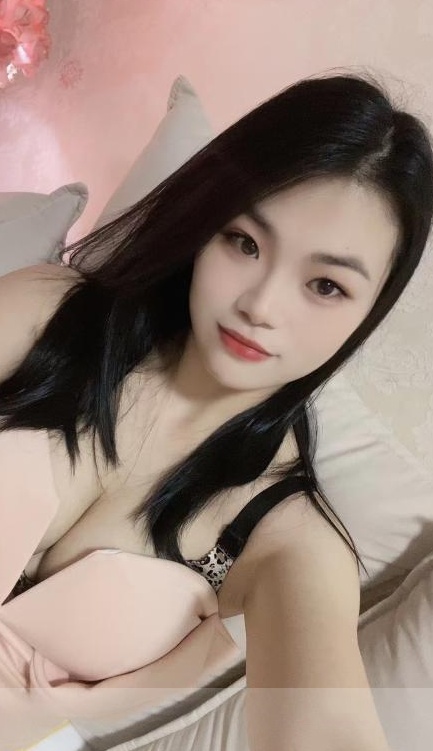 苗条肤白小妹子