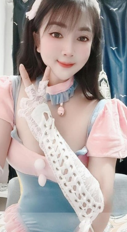 体验朵朵女仆装