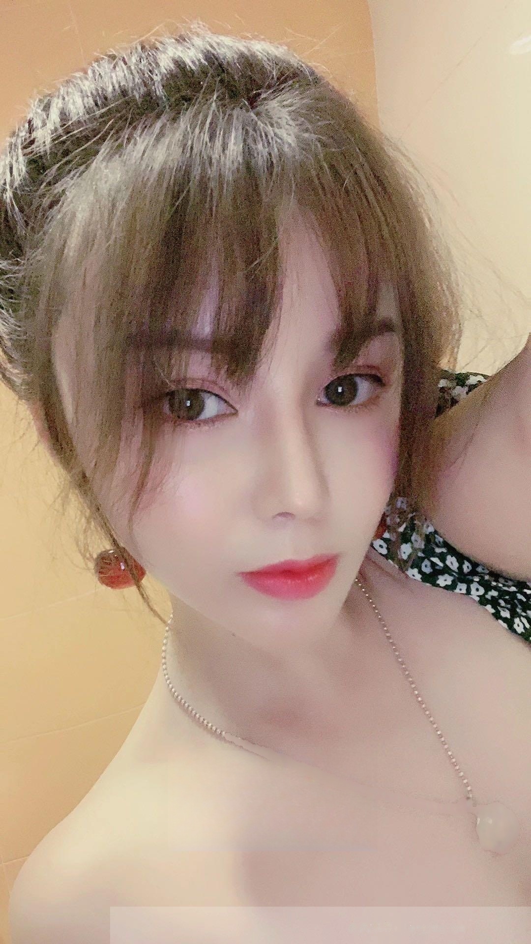 风骚肤白大胸少妇