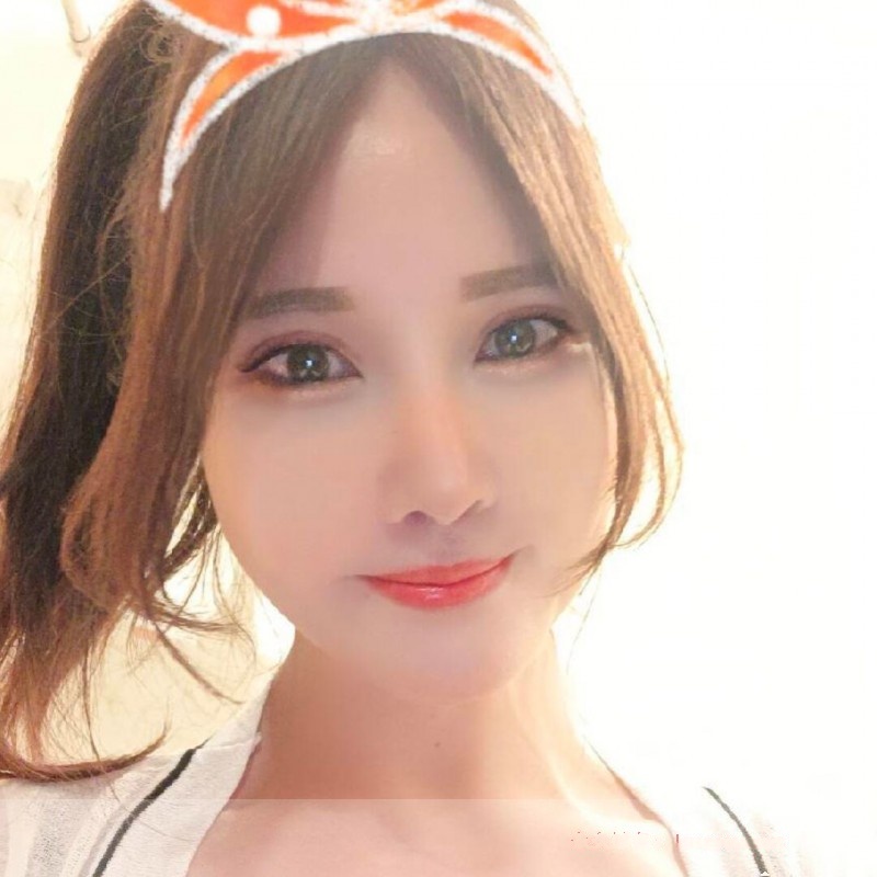 肤白嫩滑 大胸美女