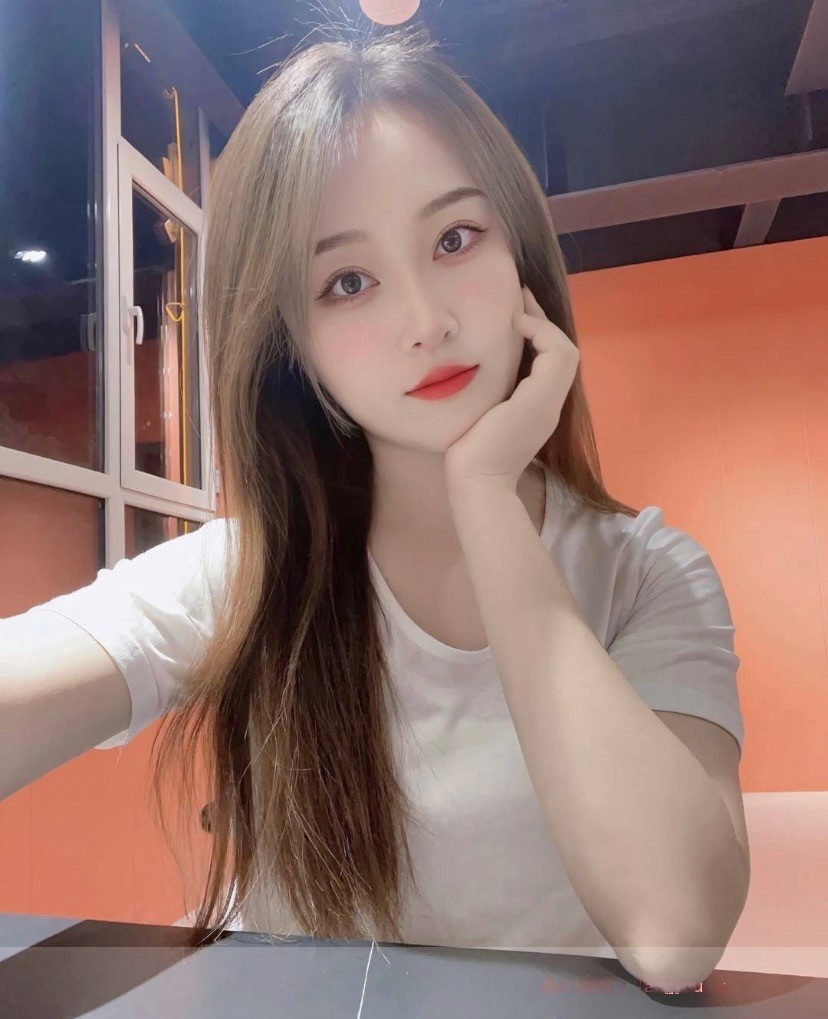 年轻白净妹子口活很牛