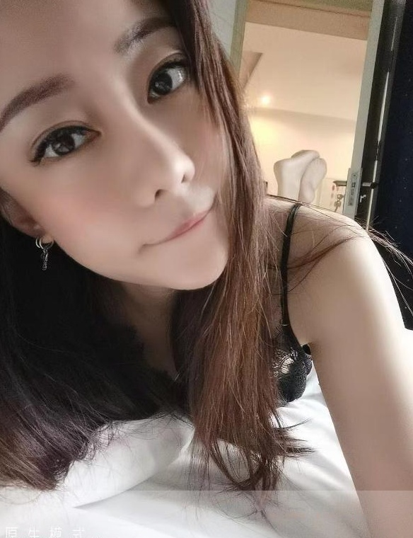 虹悦城旁小妖姐姐