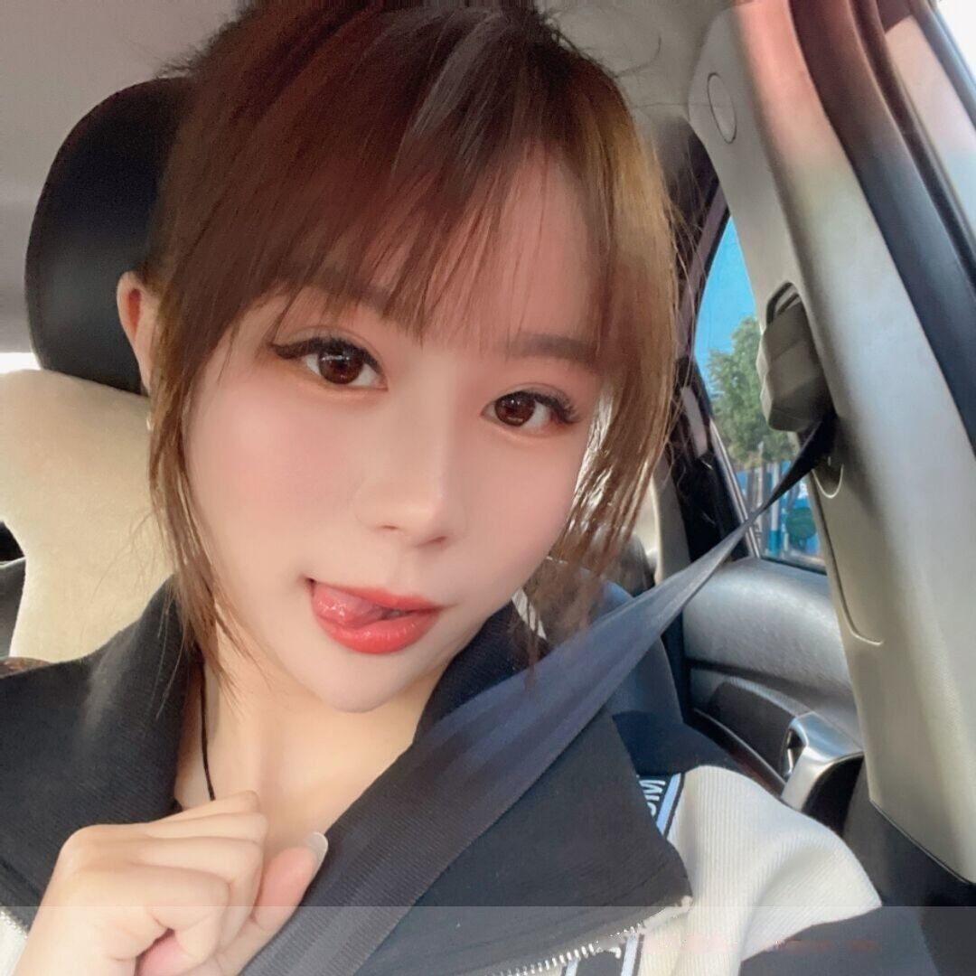 身材火辣的吊带衫少妇