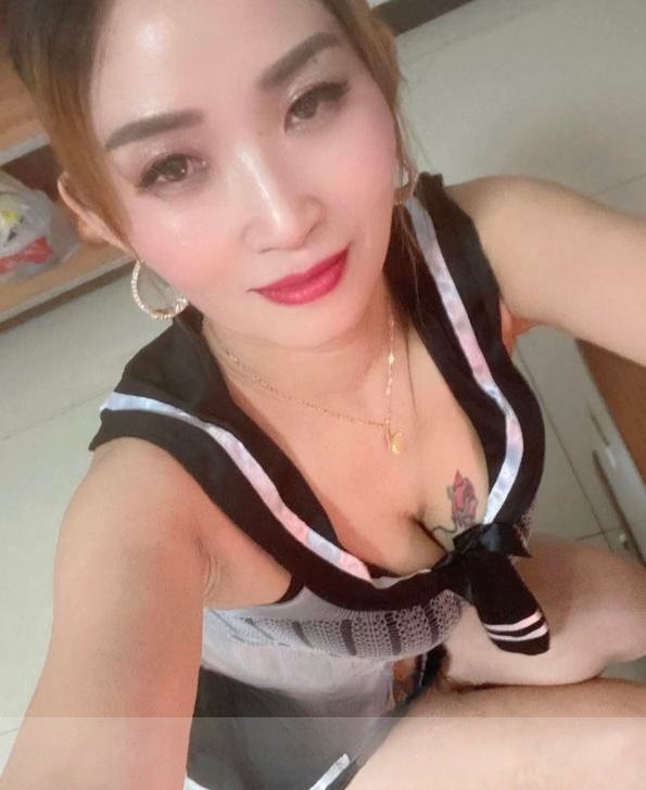 电视塔花胸三通少妇