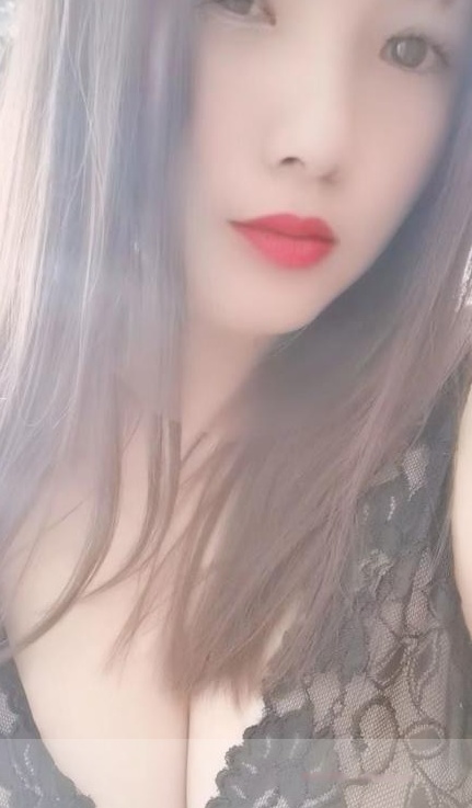 雨天出击大胸妹子