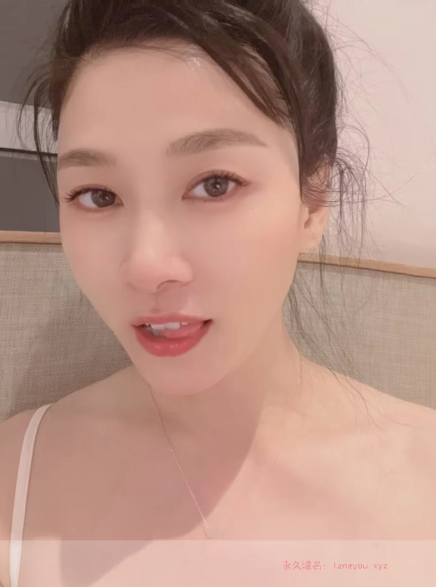 火辣性感身材小姐姐