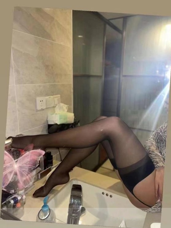 朝阳苗条性感气质妹子