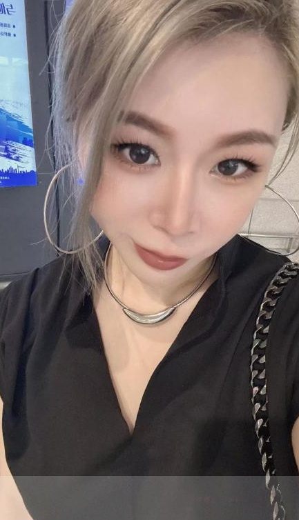 倒挂美娇娘猫咪